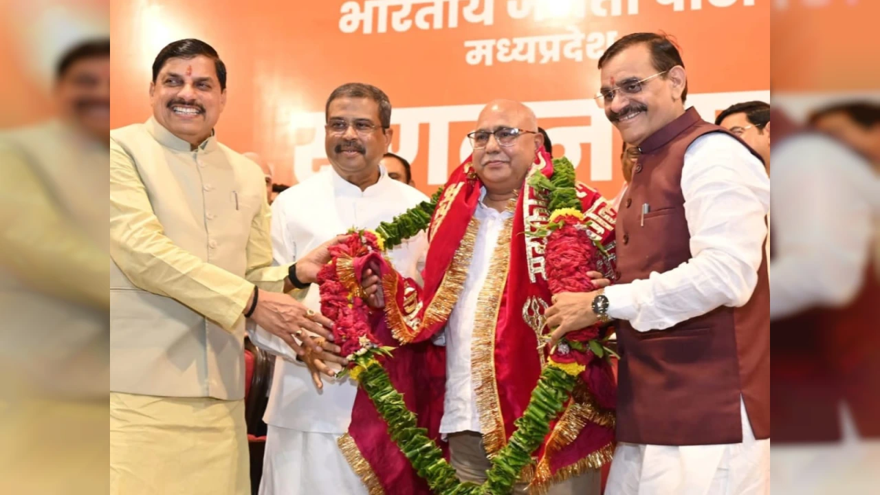 हेमंत खंडेलवाल को बधाई देते सीएम मोहन यादव और वीडी शर्मा