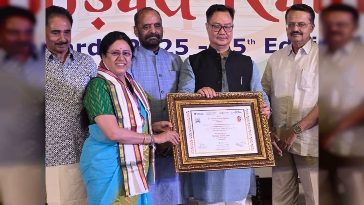 मेधा कुलकर्णी सांसद रत्न अवार्ड से सम्मानित