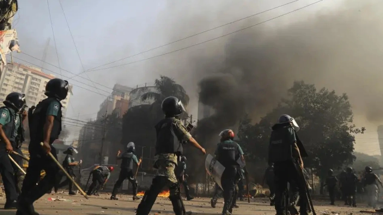 बांग्लादेश की पुलिस ने राजधानी ढाका के रायरबाजार इलाके में कब्र की खुदाई शुरू