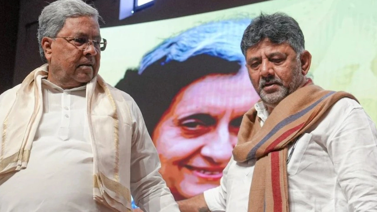 डीके शिवकुमार के समर्थक पहुंचे दिल्ली, सिद्धारमैया को हटाने की तैयारी